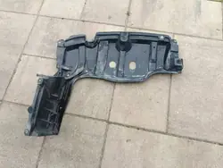 Nedre motorhuvud vänster sida Toyota Yaris III