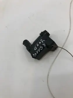 Polttoaineluukun moottori OEM 56891906323CZ Jeep Compass