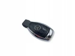 Llave Mercedes OEM UHP2239 - 3 Botones Plateada