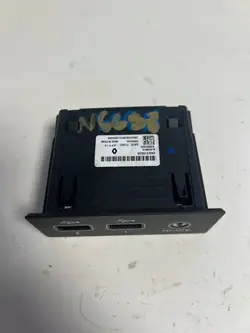 Enchufe USB/AUX Renault OEM 280231553R para Clio V