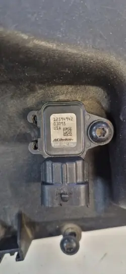 Paineanturi OE 12594942 ilmansuodattimella