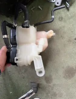 Tanque de nivelamento Maserati Ghibli OEM 18697 - Usado