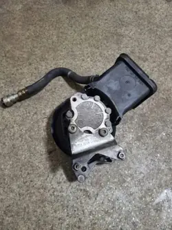 Soporte de bomba de dirección BMW OEM 2247599 - Usado