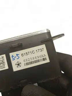 Porta USB OEM 68258696AA para Jeep Grand Cherokee I ZJ