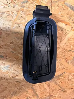 Audi A6 C8 polttoainesäleikkä OEM 4K0809906 - Käytetty