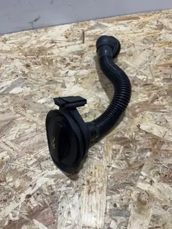 Tubo de llenado de aceite Porsche OEM 4M0115301Q - Usado