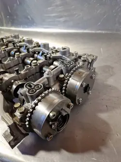 Toyota Avensis T270 Sylinterikansi Osa OEM