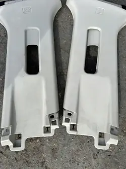 Mazda CX-3 höger pelaröverdrag OEM D09W57969