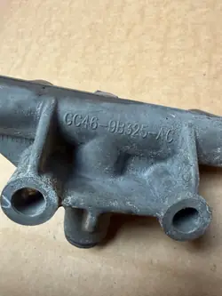 Soporte de Línea Combustible Ford OEM GC46-9B325-AC Usado