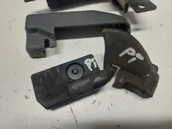 Escudo de fechadura traseiro direito completo Ford OE