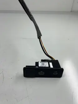 Jaguar USB-pistorasia OEM L8B219E110CE - Käytetty