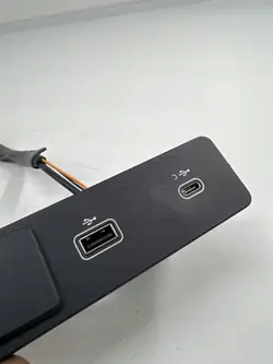 Prise USB Jaguar OEM L8B219E110CE - Occasion