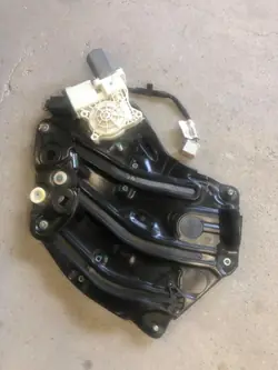 Vidrio de carrocería Ford OE 2010R usado