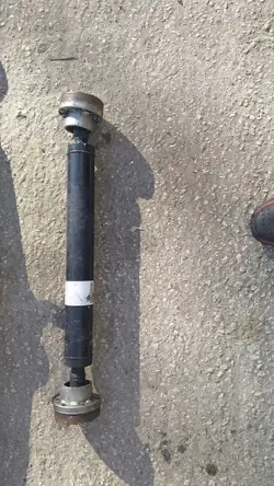 Drivaxel Jeep OE P53011151AA för Grand Cherokee WK2 SRT