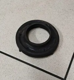 Bakre fjädrisolator gummi Jeep Wrangler JL 68253406AB