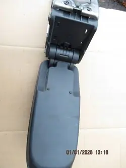 Nahka-kyynärnoja OEM 58901-K0020 Toyota Yaris Crossille