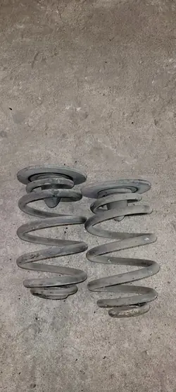 Par de molas traseiras BMW E30 OEM 43de