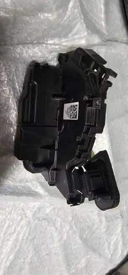 Vänster bakdörrslåsaktuator Volkswagen Tiguan 5NA839015D