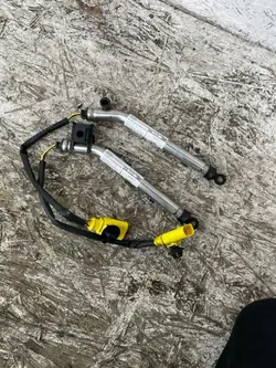 Audi A5 Konepeltikiinnikkeet OEM 8W6823823 - Käytetty