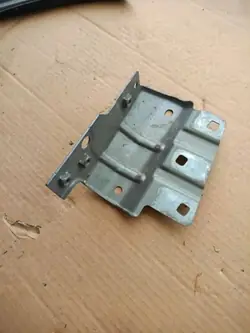 Suporte de para-lama dianteiro direito OEM CPN1731 Renault Kangoo