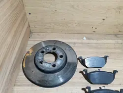OEM 1J0 Etujarruslevyt & Palat Sarja - Käytetty