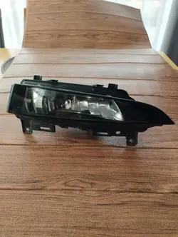 Skoda Scala Höger Halogenstrålkastare OEM 657941700