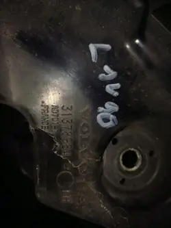 Framskärmfäste Vänster Volvo S90 V90 OEM 31378984