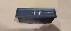 USB-portti SD-kortinlukija OEM A2138200401 Mercedes E-luokka