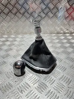 Pomo de cambio Ford Fiesta MK8 OEM DG24984 - Usado