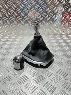 Pomo de cambio Ford Fiesta MK8 OEM DG24984 - Usado