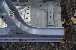 B-stolpe höger BMW 5 G60 i5 M60 2023-