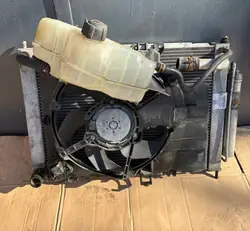 Radiador de agua Nissan OE OEM 21400BC00B - Usado