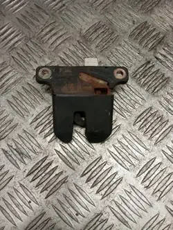 Serrure de coffre Audi A3 OEM 3B5827505 - Occasion