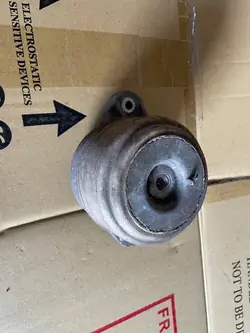 Mercedes W212 W218 Moottorin Kiinnike Vasen Oikea