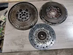 Kaksimassainen vauhtipyörä Opel Astra Zafira Corsa Meriva 1.7 CDTI