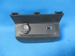 Sähköpistorasia ja USB Citroen C3 III OEM 9829485677