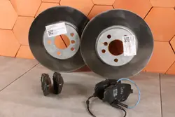 Disques et plaquettes avant OEM 6891079 pour BMW