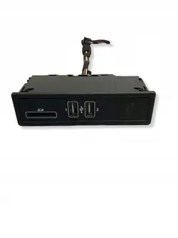 Conector Tomada USB OEM A2058200226 para Mercedes