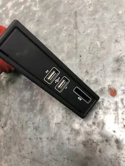 Connecteur Prise USB OEM A2058200226 pour Mercedes