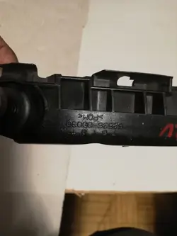 TOYOTA YARIS II Halter für Stoßfänger Links Vorne 52536-0D030