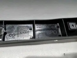 Voorste gordelbeugel links OEM 625B59050R