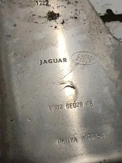 Plaque inférieure Land Rover Defender L663 L8B2-6E028-AB
