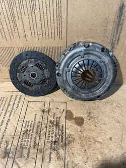 Plaque de pression d'embrayage Volkswagen Polo IV 2007 OEM 03D141031A