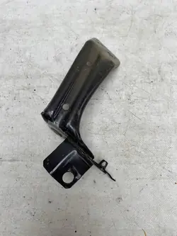 Vänster framfender monteringsfäste VW Passat B8 14-