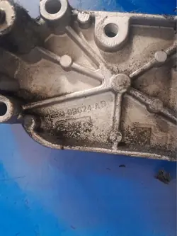Ford Mondeo 2.0 TDCI Öljynsuodattimen Pohja OEM YLCA HG9Q-6B624-AB