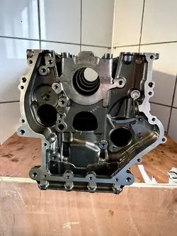 Moottorilohko Audi A4 B9 A5 8W 2.0 TFSI DLV 06K103023N