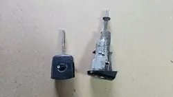 Inserção fechadura porta direita OEM 5P0837168A - Usado