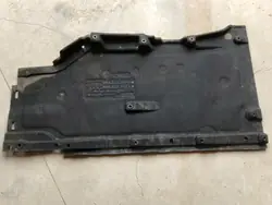 OEM 8W6825207D Vasen Alustansuojus Audi A5/RS5/S5:lle