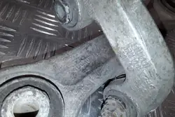 Braccio di controllo anteriore sinistro VW PASSAT B5 4D0407155P