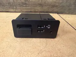 Prise USB Mazda OEM TK78669U0C - D'occasion